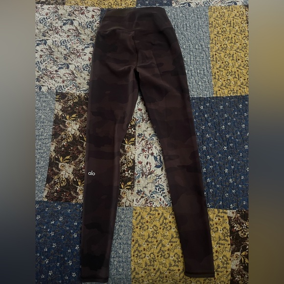 ALO Yoga Camo Vapor Leggings NWOT - Picture 8 of 9
